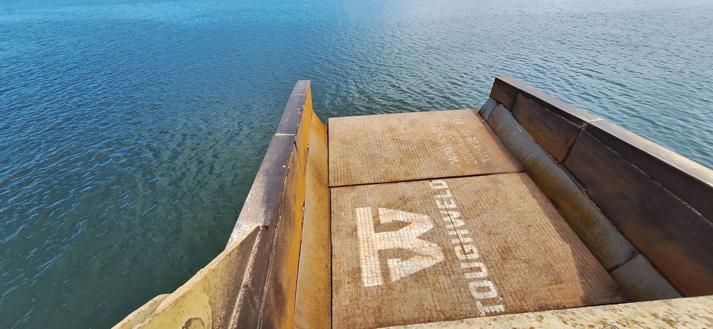 Ship loader chute lined with overlay wear plates